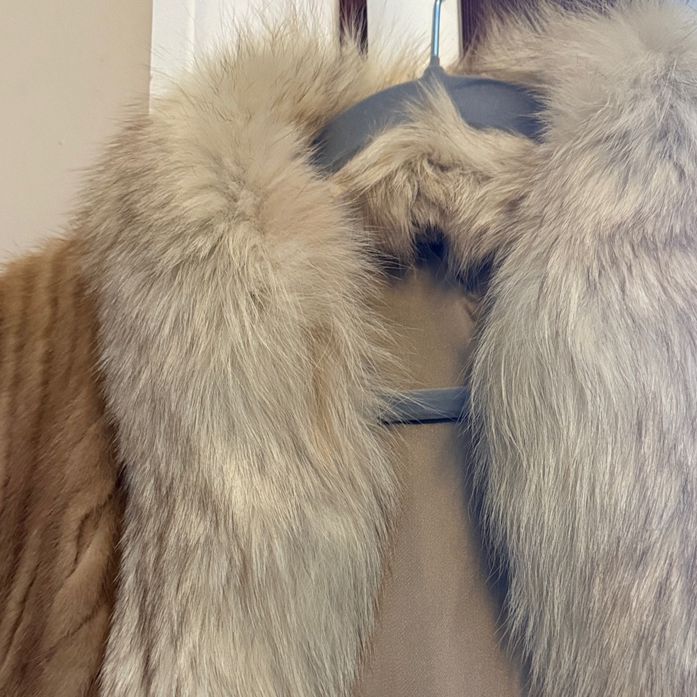 Vintage Blonde Ribbed Mink Fur Jacket with a White Fox Fur Trim - Picture 2 of 5
